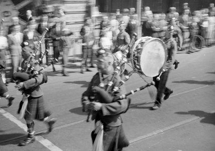 831684 Afbeelding van doedelzakspelers van een legerband tijdens de Church Parade op de hoek Lange Viestraat, St. ...